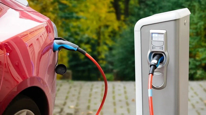 نصائح لأصحاب السيارات الكهربائية لتجنب تلف البطارية